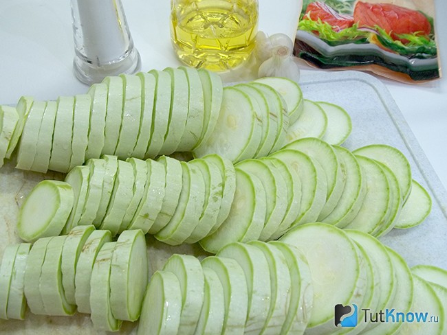 Кабачки нарезаны кружочками