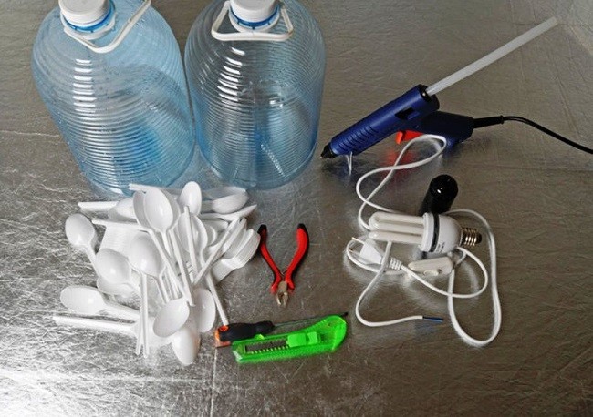 Материалы для светильника из пластиковых ложек
