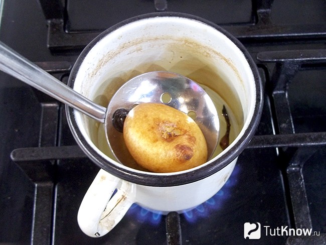 Бананы опущены в кипящее масло