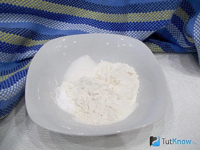 Мука соединена с сахаром и содой