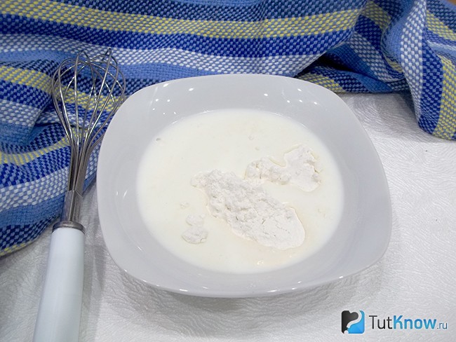 К продуктам налито молоко
