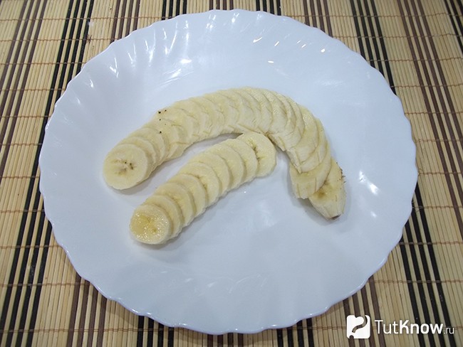 Бананы очищены и нарезаны кольцами