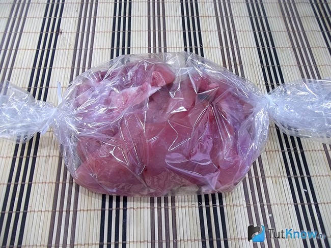 Мясо опущено в рукав для выпечки