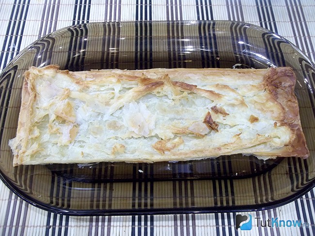 Корж выложен на блюдо