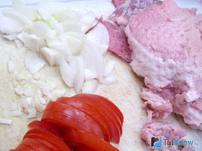 Мясо, лук, помидоры и чеснок нарезаны кусочками