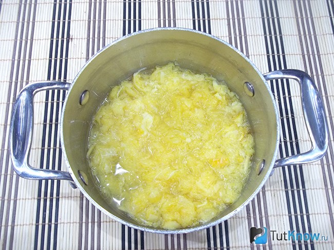 Мякоть апельсина залита водой и варится