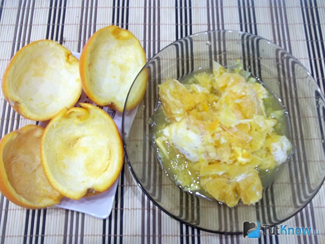 Апельсин очищен от кожуры. Мякоть нарезана кусочками
