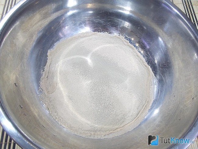 Дрожжи разведены теплой водой