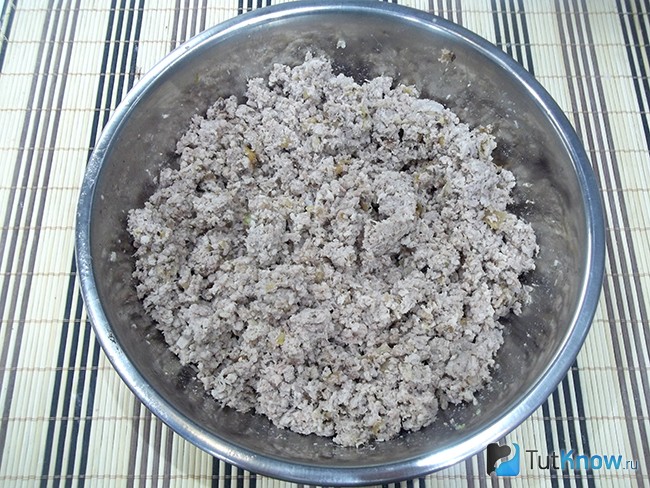 Мясо и лук вымешаны