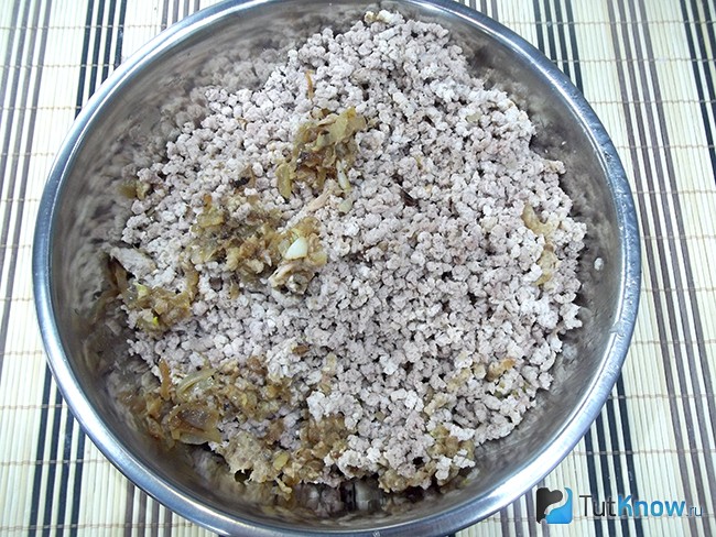 Мясо и лук перекручены