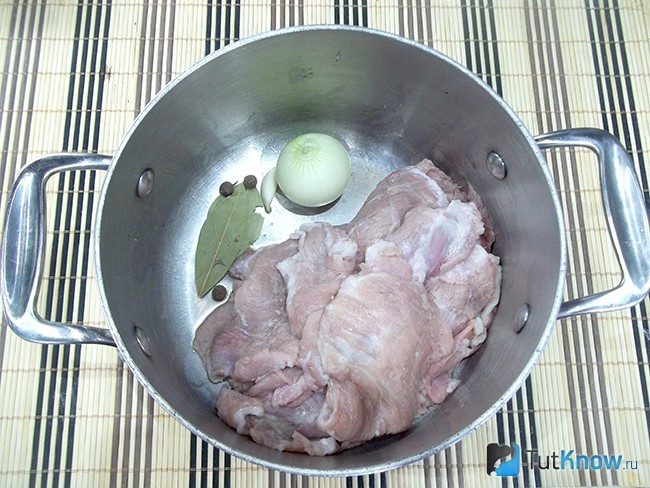Мясо, лук и специи варятся