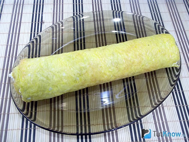 Яичный корж свернут рулетом