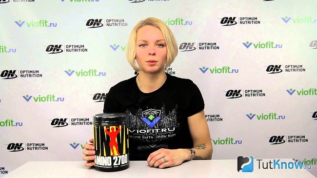 Девушка за столом с аминокислотным комплексом