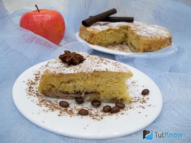 Готовая яблочная шарлотка