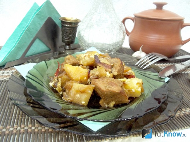 Готовое тушеное мясо с картошкой в горшочках