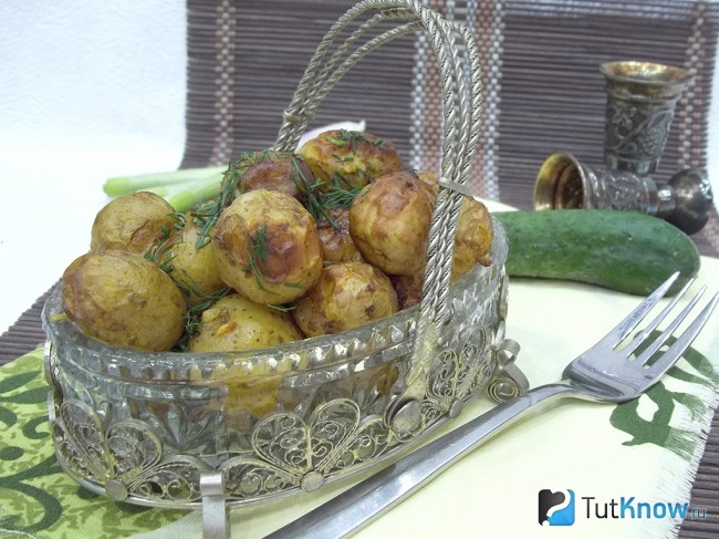 Молодой картофель в духовке