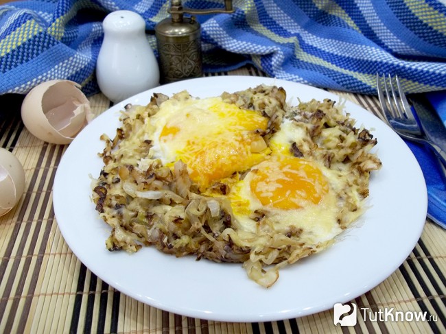 Готовая яичница с жареной белокочанной капустой