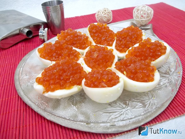 Готовые яйца, фаршированные сыром и красной икрой