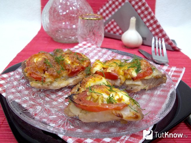 Готовое мясо с помидорами в духовке