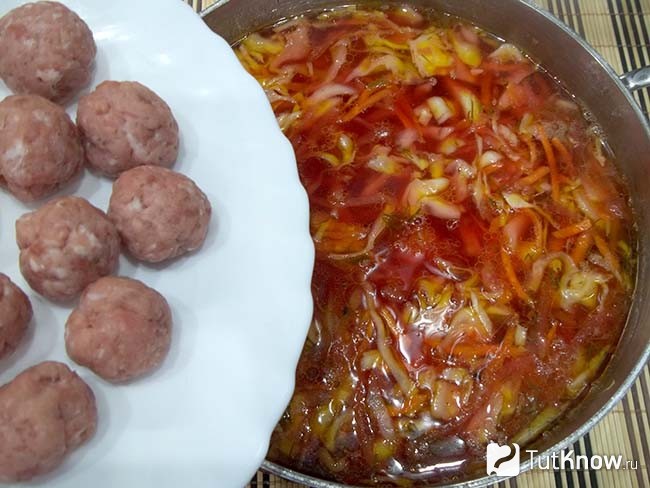 Фрикадельки добавлены в кастрюлю