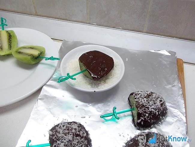Киви покрыто кокосовой стружкой