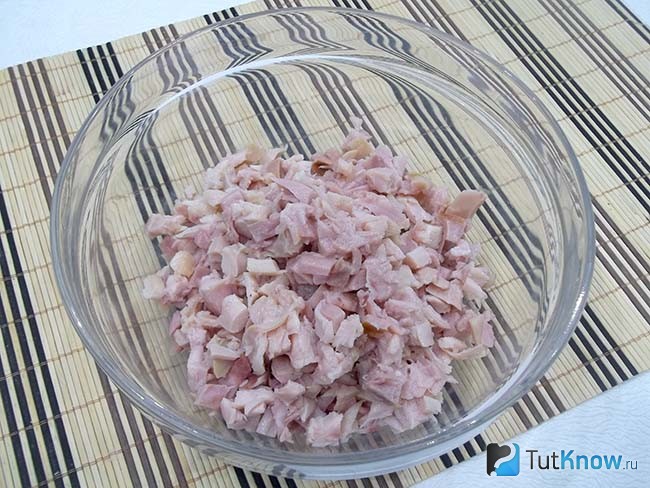 Мясо нарезано кусочками