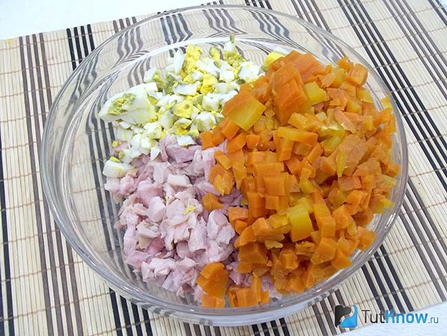 Морковь отварена и нарезана