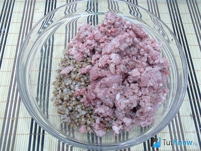 К гречке добавлен мясной фарш