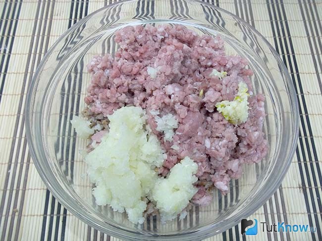 В фарш добавлен перекрученный лук