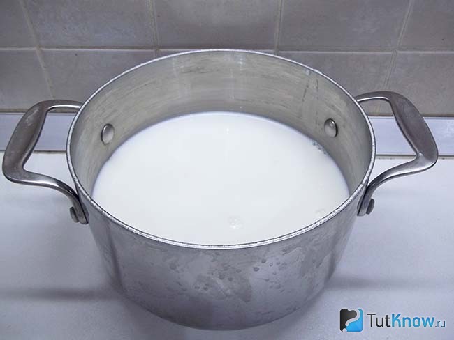 Молоко соединено с яйцами