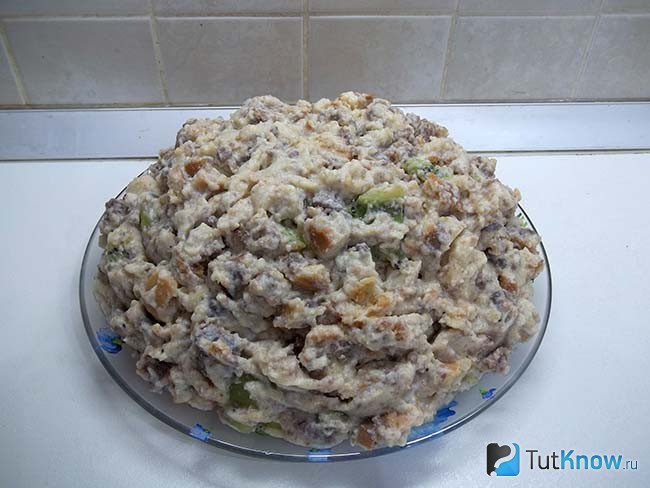 Продукты перемешаны и выложены горкой на блюдо