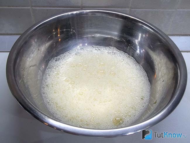 Яйца взбиты миксером