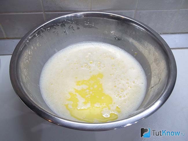 К яйцам влито масло