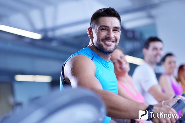 Спортсмен на кардиотренажере