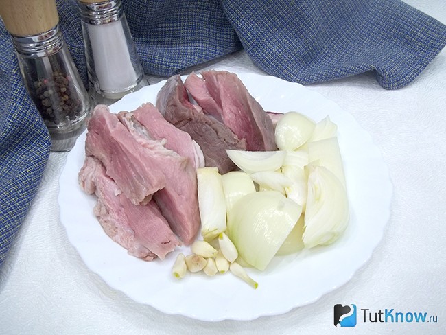 Мясо и лук нарезаны