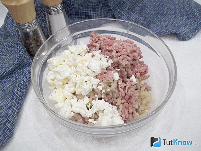 К мясу добавлен творог