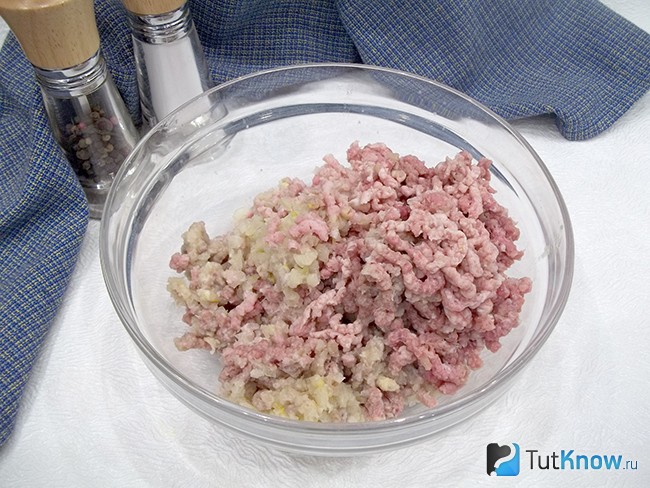 Мясо и лук перекручены