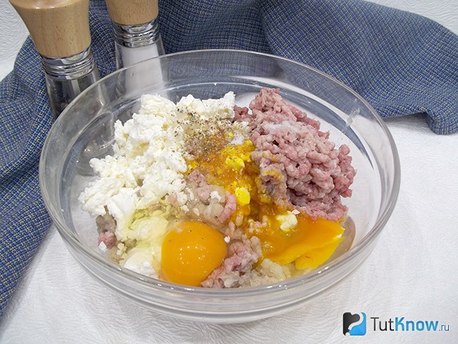 К мясу добавлены яйца и специи