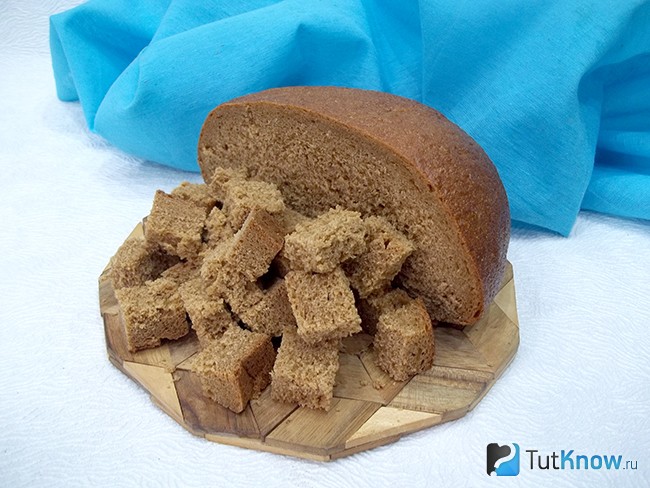 Хлеб нарезан кусочками