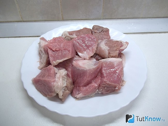 Мясо нарезано кусочками
