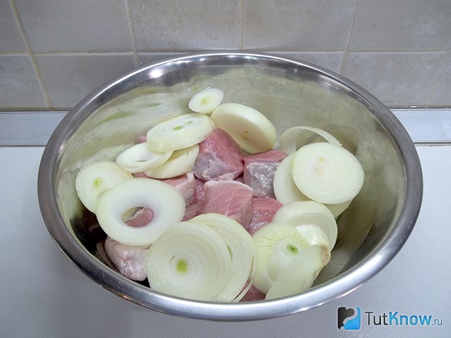 Мясо соединено с луком с емкости для маринования