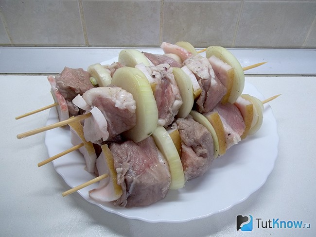 Мясо, лук и сало нанизаны на шпажку