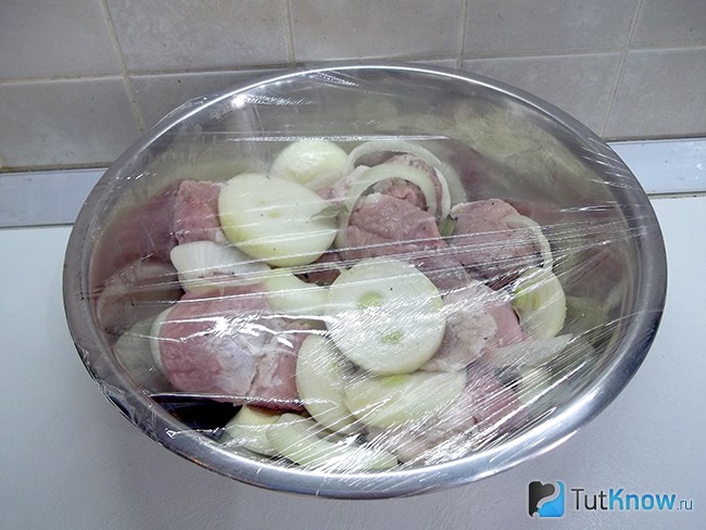 Продукты обернуты пленкой и оставлены мариноваться