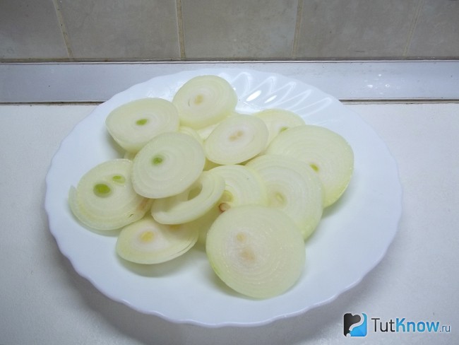 Лук нарезан кольцами