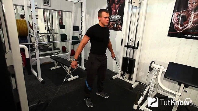 Выполнение становой тяги в нижнем блоке