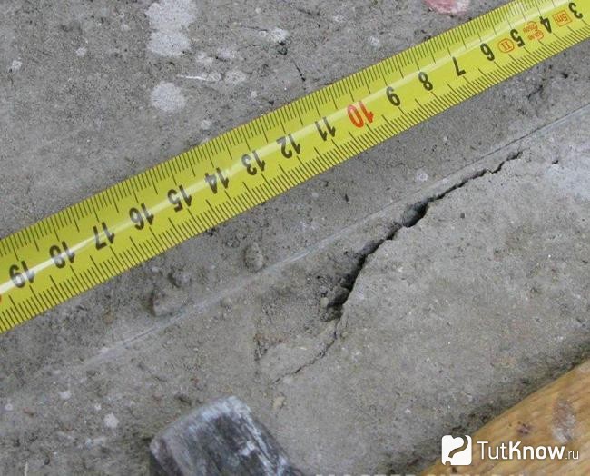 Глубокие трещины в цементной стяжке
