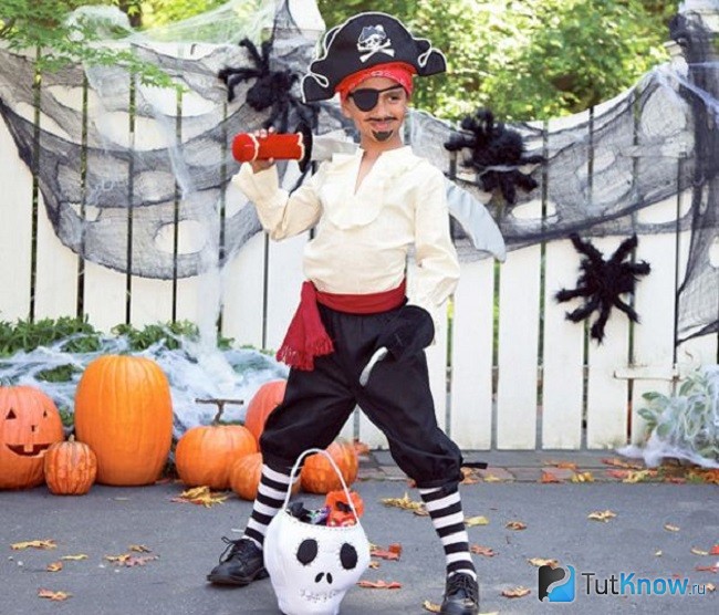 Мальчик в костюме пирата