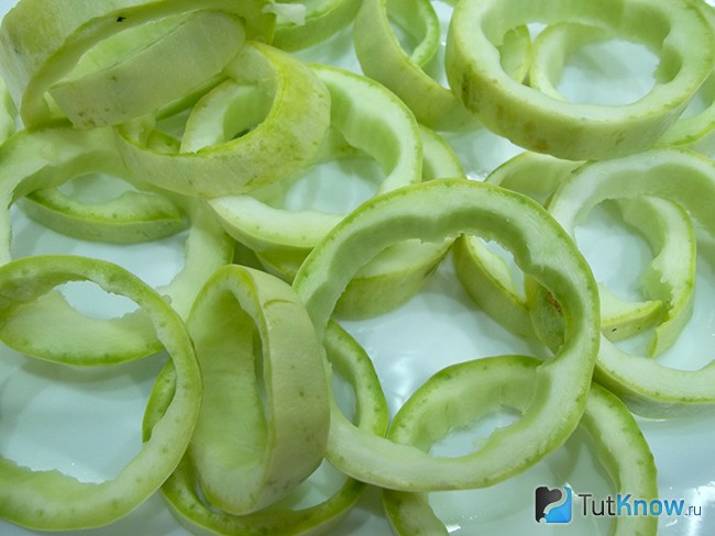 Кабачки нарезаны кольцами и удалена мякоть