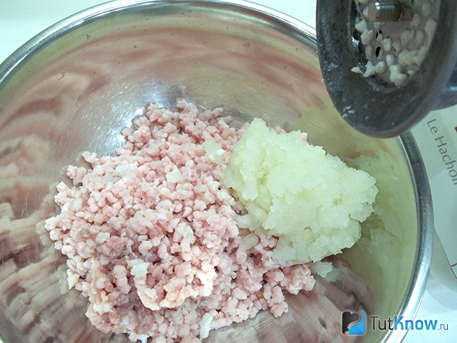 Мясо и луковица перекручены