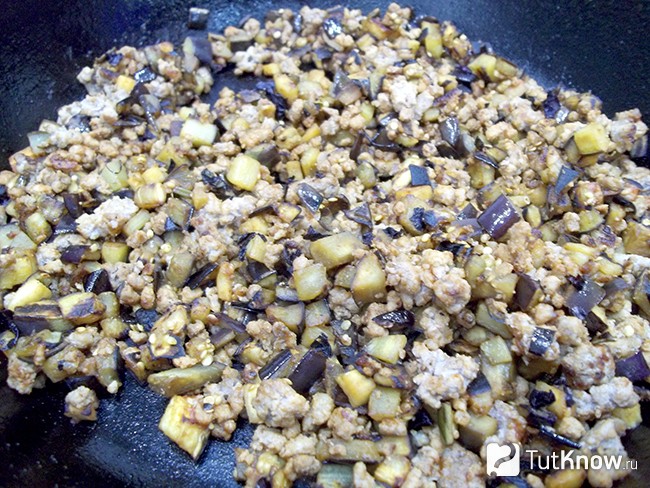 Мясо и баклажаны тушатся